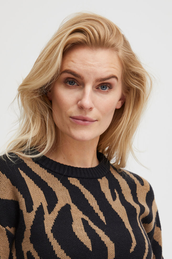 Pzdevika Short Pullover - Black Beauty