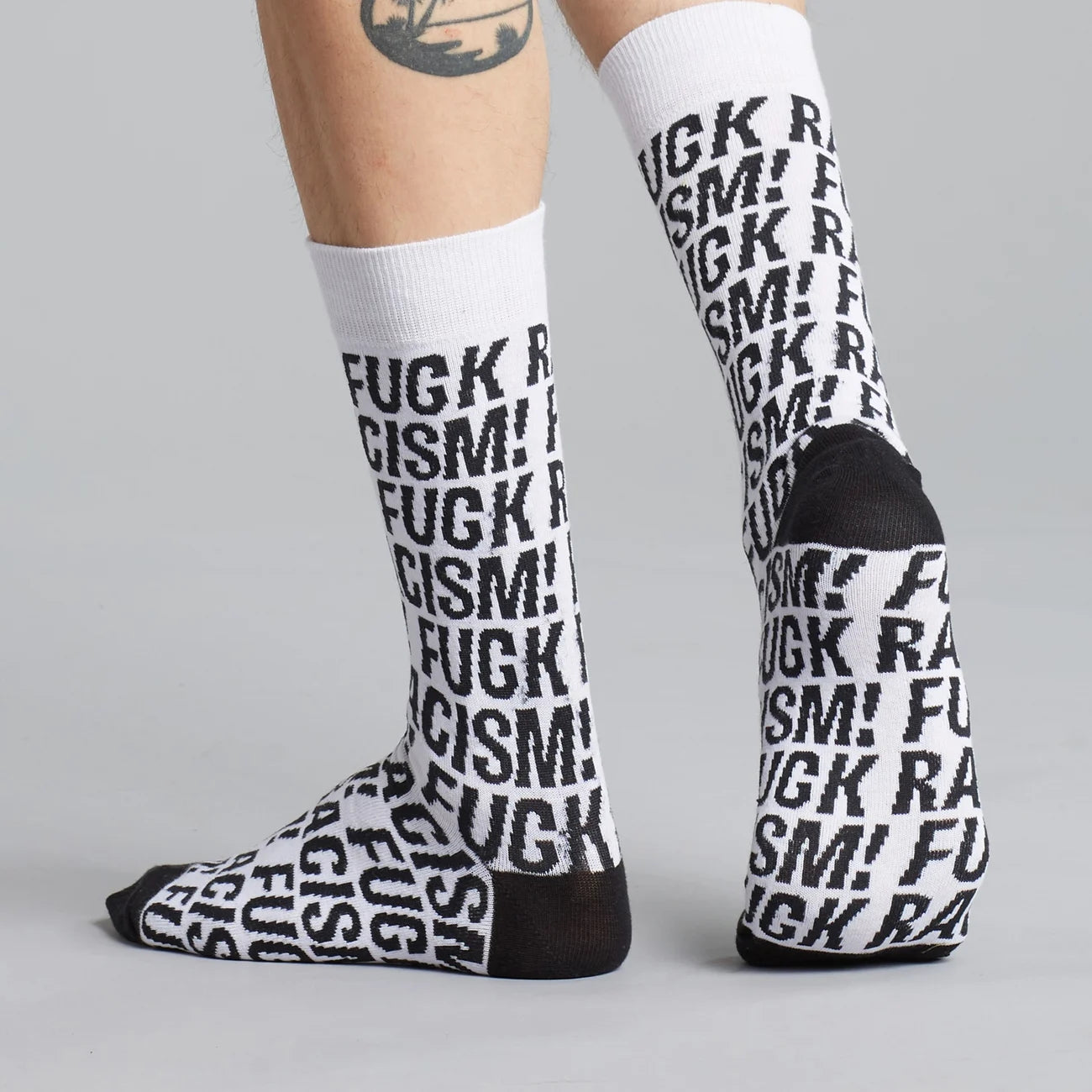 Socks Sigtuna Fuck Racism Pattern - White